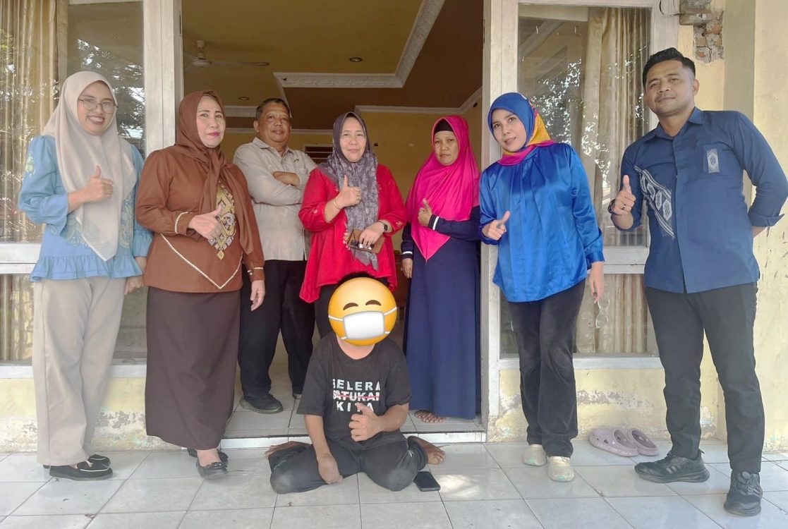 : Petugas Dinsosdukcapil saat menangani penyandang disabilitas yang ditemukan telantar di sekitar Jalan John Aryo Katili, Kota Gorontalo. (foto Owan)
