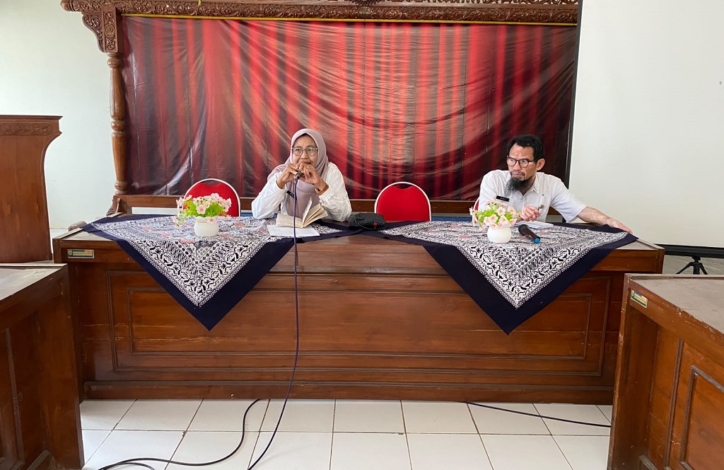 : Kepala Diskominfo Batang Puji Setiyowati (kiri), memberikan sambutan dalam pertemuan dengan wartawan di Aula Dispermades Batang, Kabupaten Batang.