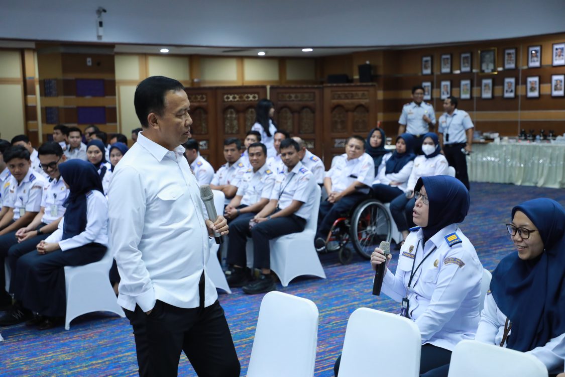 : Direktur Jenderal Perhubungan Darat Aan Suhanan saat memberikan pengarahan dalam kegiatan Penguatan SMK PAU Melalui Sertifikasi Kompetensi Jajaran Direksi Perusahaan Angkutan Umum di Kantor Kemenhub, Jakarta, (Foto: Humas Kemenhub)