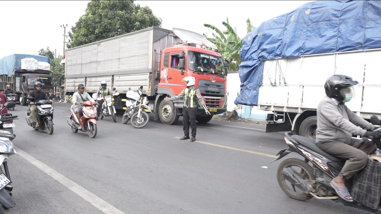 Ditlantas Polda Jatim All Out Urai Kepadatan Arus menuju Pelabuhan Ketapang Banyuwangi