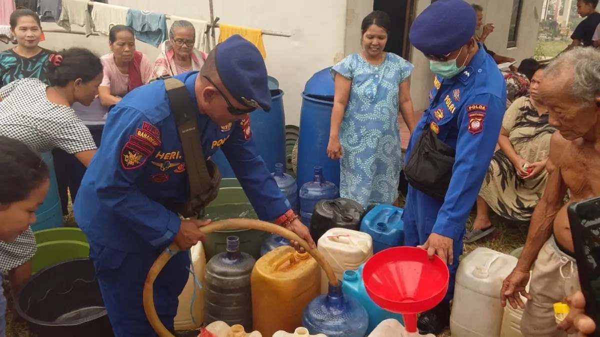 Ditpolairud Polda Kalbar Salurkan Air Bersih untuk Warga Kayong Utara
