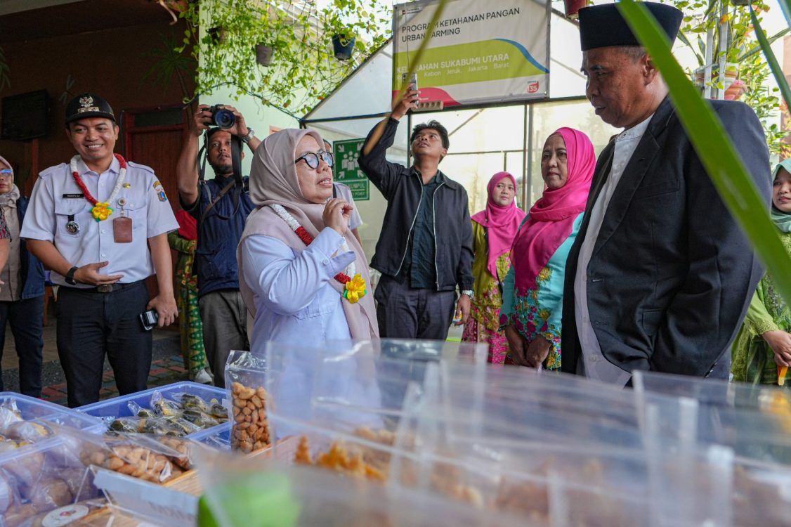 : Ketua Tim Verifikator DLH DKI Jakarta, Susi Andriani, berbincang-bincang dengan Ketua RW08 Sukabumi Utara, Kebon Jeruk, Jakarta Barat saat melakukan verifikasi lapangan Program Kampung Iklim (Proklim) tingkat Provinsi DKI Jakarta. (foto: Agus Siswanto/InfoPublik/KPM Kemkomdigi)