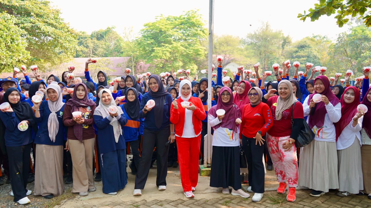 : Pembagian buah usai senam sehat bersama Ketua TP PKK Balangan Sri Huriyati Hadi. Kegiatan ini bertujuan mendorong kebiasaan konsumsi sayur dan buah sejak usia sekolah melalui Gerakan Suka Sayur dan Buah di SMP Negeri 4 Paringin, Selasa (18/8/2026). - Foto: Mc.Balangan