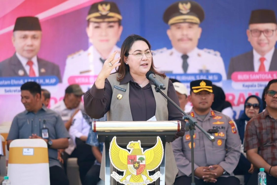 : Bupati Donggala Vera Elena Laruni menyampaikan sambutan saat membuka Sosialisasi dan Pameran Peningkatan Ekonomi Masyarakat Berbasis One Village One Product (OVOP) Tahun 2026 di Desa Watatu, Kecamatan Banawa Selatan, Rabu (30/9/2026). (Foto: Ist.)