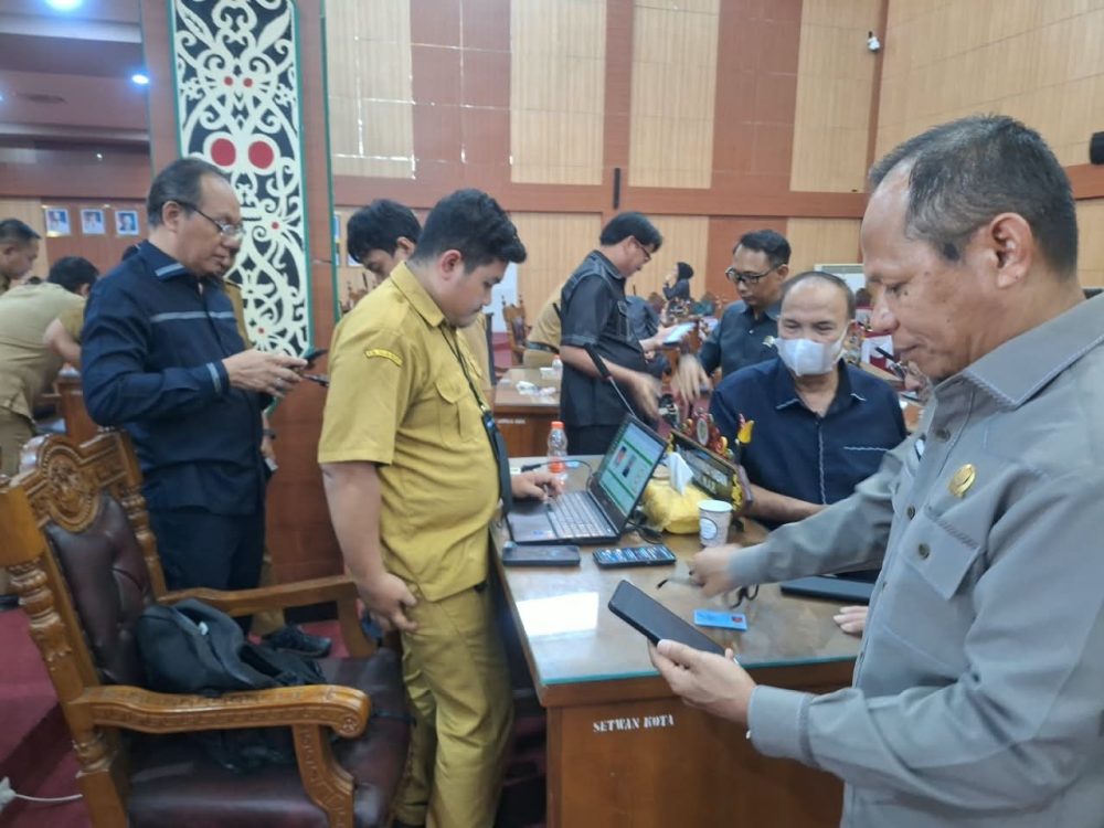 : Jajaran pimpinan dan anggota DPRD Kota Palangka Raya secara serentak melaksanakan aktivasi Identitas Kependudukan Digital (IKD) usai menghadiri agenda rapat paripurna di Gedung DPRD Kota Palangka Raya. Kegiatan ini didampingi langsung oleh petugas dari Dinas Kependudukan dan Pencatatan Sipil (Disdukcapil) Kota Palangka Raya, Selasa (1/9/2026). - Foto: Mc.palangka Raya