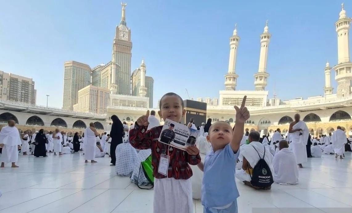 Dua Bersaudara Asal Bogor Dapat Hadiah Umrah Gratis dari Kapolri