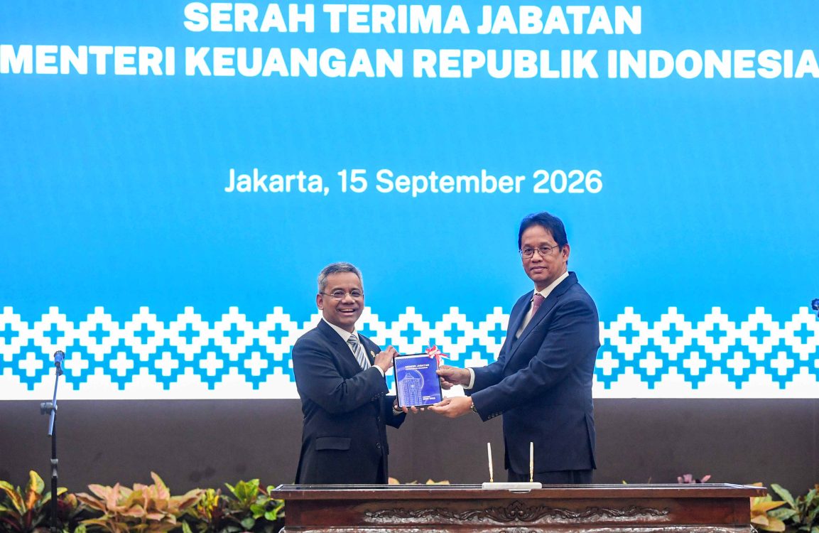 : Menteri Keuangan Suahasil Nazara (kiri) menerima memori jabatan dari Pejabat lama Purbaya Yudhi Sadewa (kanan) saat serah terima jabatan Menteri Keuangan di Kemenkeu, Jakarta, Selasa (15/9/2026). Suahasil Nazara menggantikan Purbaya Yudhi Sadewa sebagai Menteri Keuangan usai dilantik oleh Presiden Prabowo Subianto pada Senin (14/9). (ANTARA FOTO/Muhammad Adimaja/agr)