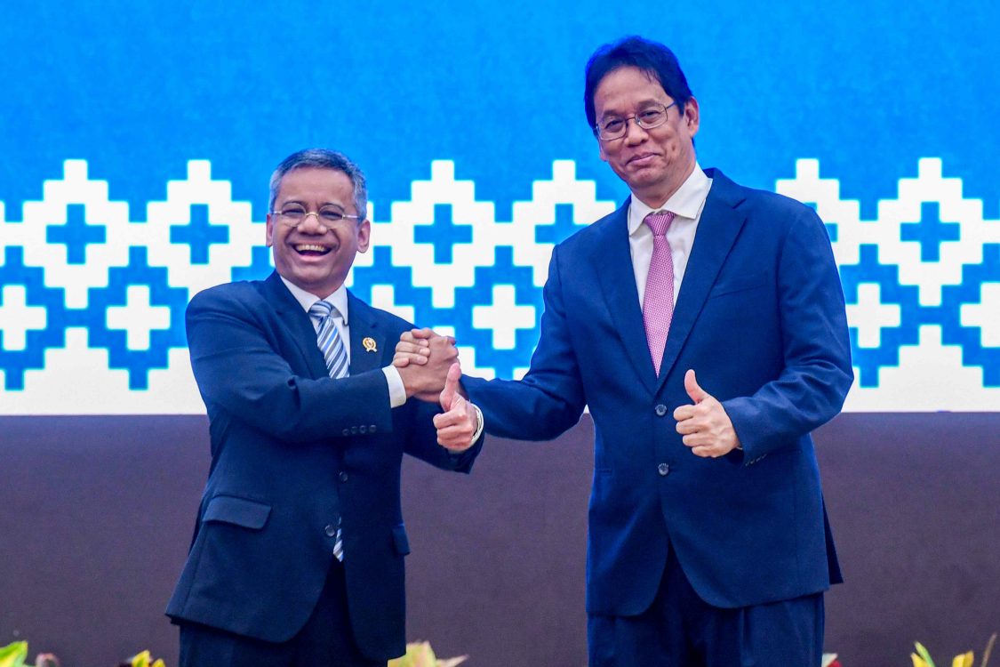 : Menteri Keuangan Suahasil Nazara (kiri) berjabat tangan dengan Pejabat lama Purbaya Yudhi Sadewa (kanan) usai serah terima jabatan Menteri Keuangan di Kemenkeu, Jakarta, Selasa (15/9/2026). Suahasil Nazara menggantikan Purbaya Yudhi Sadewa sebagai Menteri Keuangan usai dilantik oleh Presiden Prabowo Subianto pada Senin (14/9). (ANTARA FOTO/Muhammad Adimaja/agr)