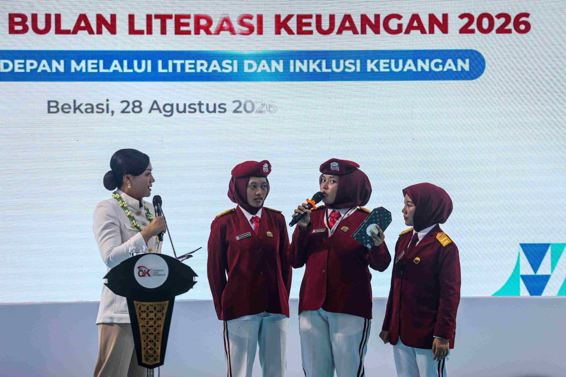: Ketua Dewan Komisioner Otoritas Jasa Keuangan Friderica Widyasari Dewi berbincang dengan siswa Sekolah Rakyat saat Hari Indonesia Menabung (HIM) 2026 di Sekolah Rakyat Menengah Atas 13 Bekasi, Kota Bekasi, Jawa Barat, Jumat (28/8/2026). HIM 2026 menyasar pelajar Sekolah Rakyat dan masyarakat prasejahtera dalam upaya meningkatkan literasi dan inklusi keuangan melalui edukasi serta pembukaan rekening dengan tema 'Merajut Masa Depan melalui Literasi dan Inklusi Keuangan'. (ANTARA FOTO/Darryl Ramadhan/wsj)