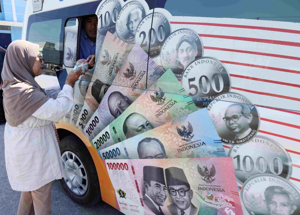 : Seorang warga menukarkan uang rupiah layak edar pada layanan kas keliling Bank Indonesia di Pasar Baru Mamuju, Sulawesi Barat, Kamis (27/8/2026). Bank Indonesia menyediakan layanan tersebut untuk memudahkan masyarakat, khususnya pedagang, menukarkan uang pecahan kecil, menarik uang lusuh atau rusak, serta mengedukasi masyarakat agar merawat fisik Rupiah. (ANTARA FOTO/Akbar Tado/tom)