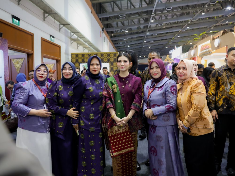 : Untuk mencetak produk kerajinan yang adaptif terhadap tren desain modern, Dekranasda bersama Tim Penggerak PKK Parigi Moutong bersinergi menginkubasi keahlian para perajin melalui dukungan alokasi anggaran pelatihan pembuatan batik cap.