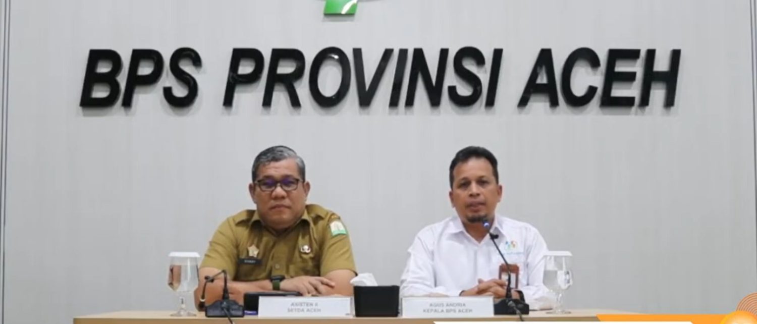 : Kepala BPS Provinsi Aceh, Agus Andria, (kanan) bersama Asisten II (Perekonomian dan Pembangunan) Sekretaris Daerah (Setda) Pemerintah, Ir. T. Robby Irza, saat menyampaikan Berita Resmi Statistik Provinsi Aceh, Selasa (1/9/2026).