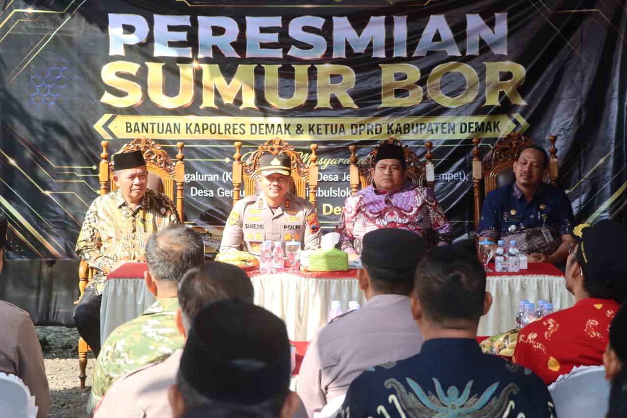 : Kapolres Demak AKBP Arrizal Samelino Gandasaputra dan Dewan Perwakilan Rakyat Daerah (DPRD) membangun dan meresmikan empat sumur bor untuk membantu memenuhi kebutuhan air bersih masyarakat yang terdampak musim kemarau panjang, Jumat (21/8/2026).- Foto: Mc.Demak