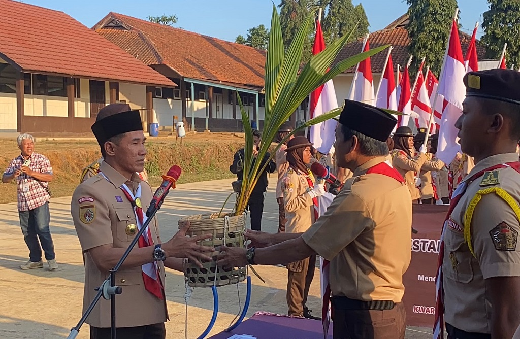 : Wakil Bupati Batang Suyono (kedua kanan), menerima Estafet Tunas Kelapa (ETK) dari Kwartir Cabang (Kwarcab) Gerakan Pramuka Kabupaten Kendal di SMP Negeri 2 Bawang, Kabupaten Batang.