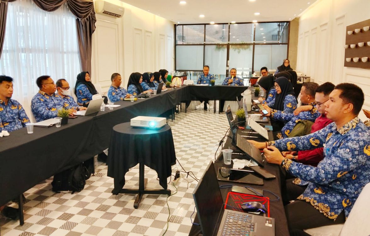 : Reflin Buata saat memimpin rapat evaluasi kinerja Semester I 2026 sekaligus membahas agenda strategis pelayanan administrasi kependudukan. (foto Owan)