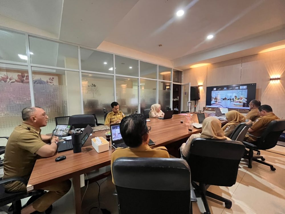 : Rapat koordinasi intensif bersama 20 OPD utama dan pendukung secara daring melalui aplikasi Zoom Meeting (foto Reza)