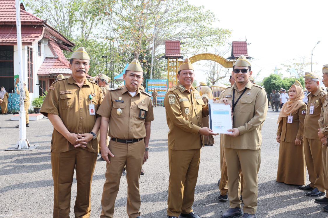 : Bupati Barito Kuala Serahkan LHE SAKIP 2026, Dorong ASN Berorientasi Hasil