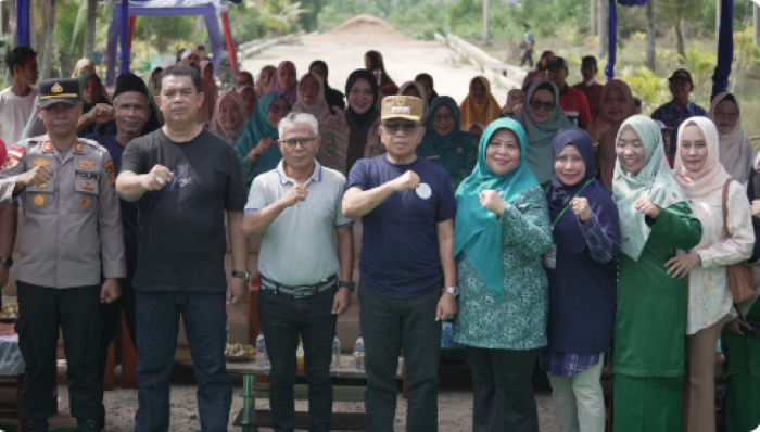 : Festival tersebut dibuka Bupati Kepulauan Meranti, H. Asmar dan dihadiri Ketua Dharma Wanita Persatuan (DWP) Kabupaten Kepulauan Meranti, Ismiatun Asmar, Wakil Ketua DPRD Meranti Jack Ardiansyah, Ketua LAMR Afrizal Cik, para camat, Kepala Desa Banglas Abdul Zaid, serta tokoh masyarakat dan tokoh agama.