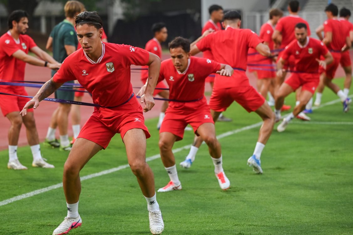 : Pesepak bola Timnas Indonesia Dion Markx (kiri) bersama pesepak bola lainnya mengikuti sesi latihan di Stadion Madya, Senayan, Jakarta, Selasa (22/9/2026). Latihan Timnas Indonesia tersebut untuk persiapan FIFA ASEAN Cup 2026 melawan Singapura di Stadion Gelora Bung Karno pada Jumat (25/9/2026). (ANTARA FOTO/Rivan Awal Lingga/YU)
