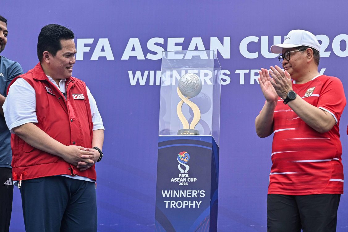 : Ketua Umum PSSI Erick Thohir (kiri) dan Gubernur DKI Jakarta Pramono Anung (kanan) memperkenalkan trofi FIFA ASEAN Cup 2026 saat Hari Bebas Kendaraan Bermotor (HBKB) di kawasan Bundaran HI, Jakarta, Minggu (13/9/2026). Trophy Tour dan Giant Ball Parade tersebut menjadi bagian pengenalan ajang FIFA ASEAN Cup 2026 kepada masyarakat yang merupakan turnamen sepak bola resmi agenda FIFA pertama di ASEAN yang diikuti 11 negara ASEAN dan tiga negara undangan pada 24 September hingga 5 Oktober 2026. (ANTARA FOTO/Sulthony Hasanuddin/nz)