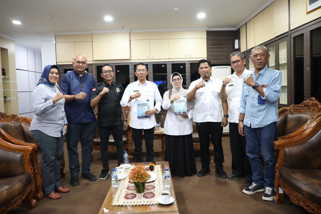: Wali kota Batam, Amsakar Achmad, bersama pengurus Forum Kewaspadaan Dini Masyarakat (FKDM) di Kantor Wali Kota Batam, Rabu (2/9/2026). HUMAS DISKOMINFO BATAM / DHEO ANANDA PUTRA
