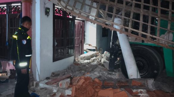 Forklift 15 Ton Tabrak Rumah Warga, Personel Satlantas Tangerang Gercep Tangani Kecelakaan