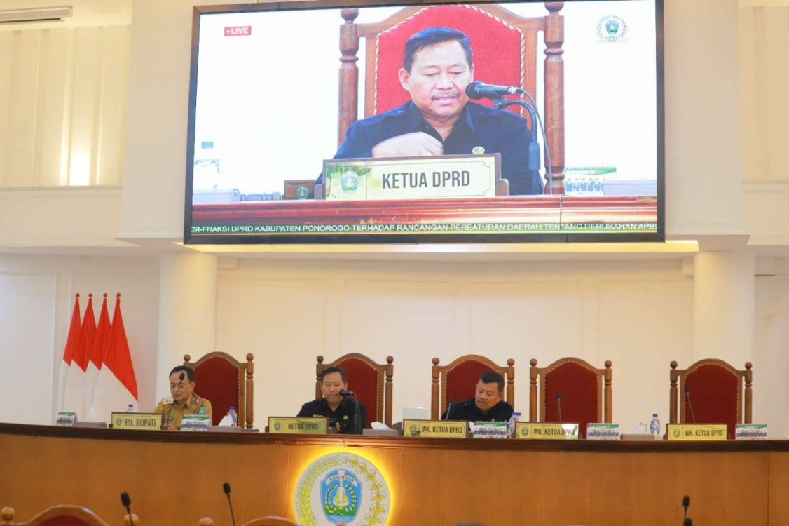: Ketua DPRD Ponorogo Dwi Agus Prayitno dalam sidang paripurna DPRD Kabupaten Ponorogo dengan agenda penyampaian pandangan umum fraksi terhadap P-APBD 2026, Selasa (15/9/2026). . Foto : Kominfo Ponorogo
