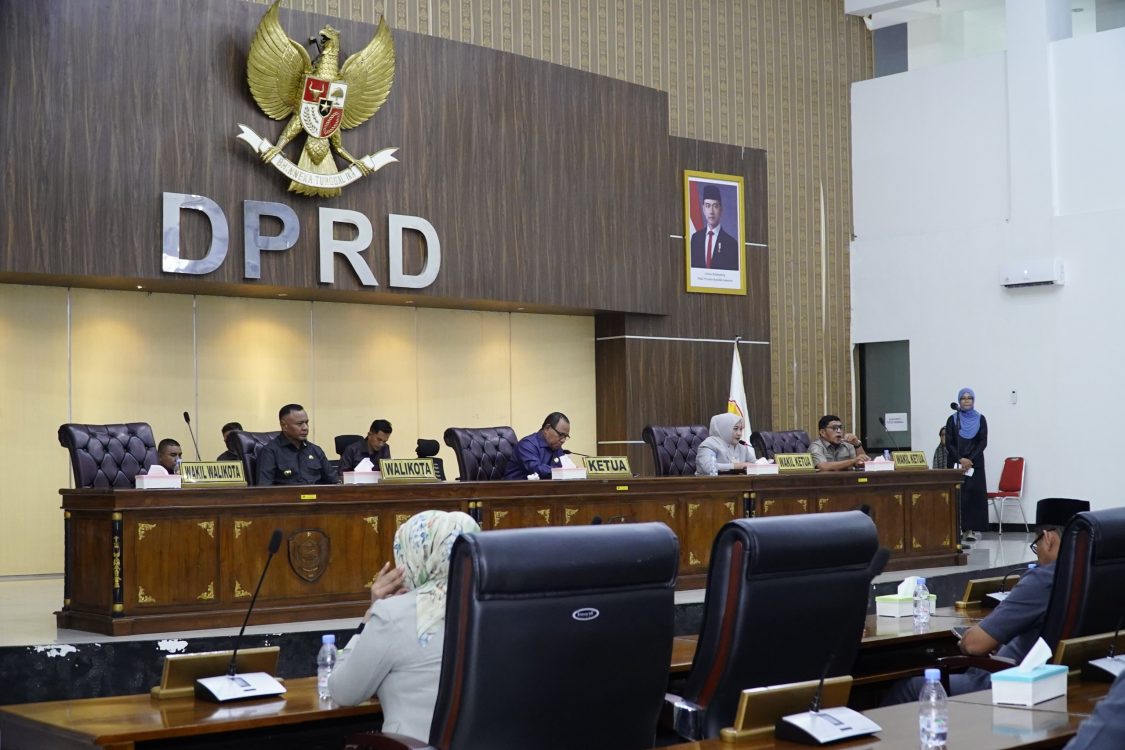 : Wali Kota Tidore Kepulauan Muhammad Sinen, mengikuti Rapat Paripurna DPRD Pandangan umum Fraksi di Gadung DPRD Kota Tidore, Kelurahan Tongawai Kecamatan Tidore Selatan, Rabu (23/9/2026)/ Nhanu Tosofu/Prokompim Tidore)