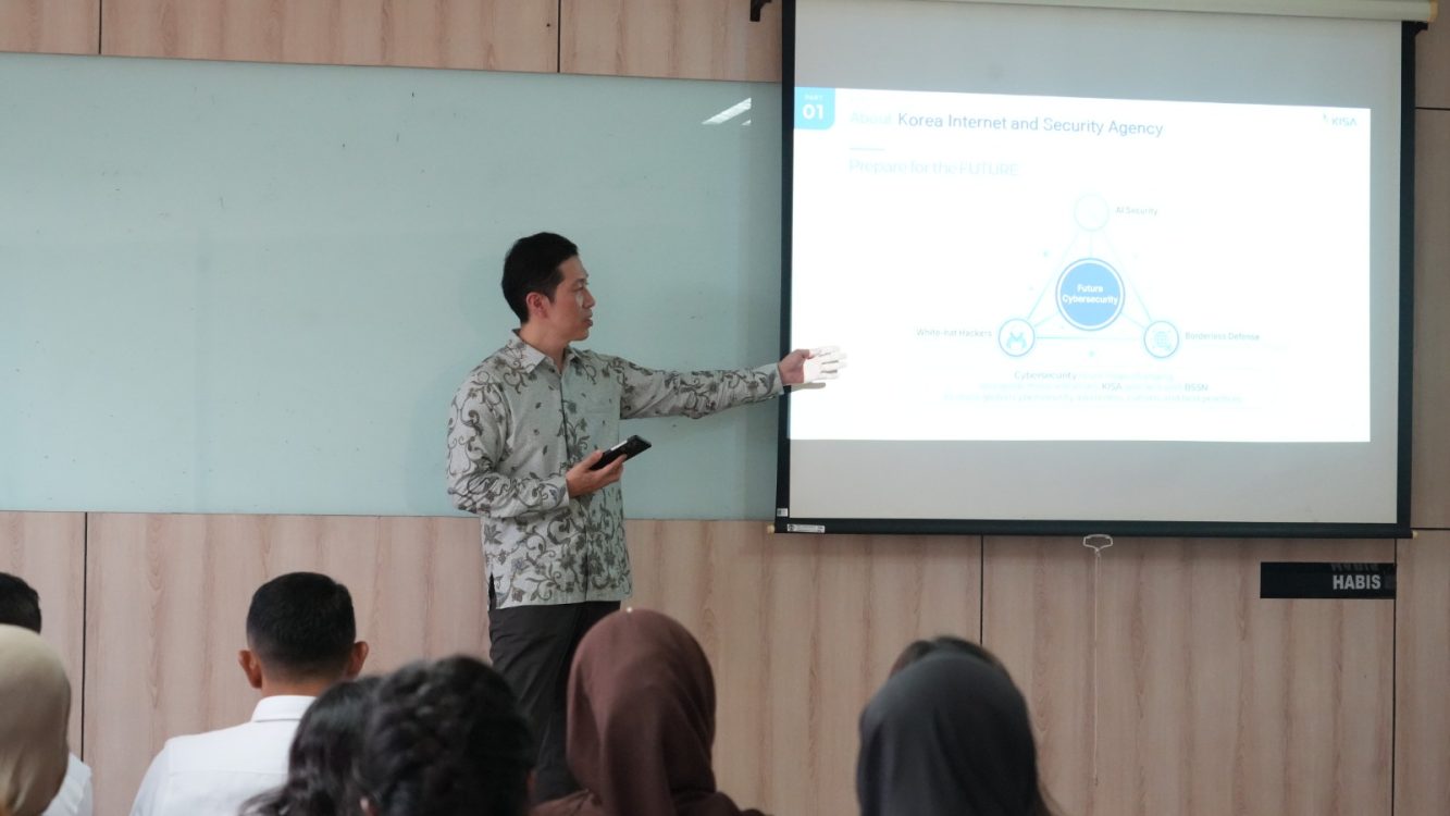 : BSSN bersinergi dengan Korea Internet & Security Agency menyelenggarakan Kampanye #JagaRuangSiber guna memperkuat literasi keamanan digital bagi 52 mahasiswa Universitas Indonesia (UI), Depok, Senin (21/9/2026). FOTO dok. Humas BSSN
