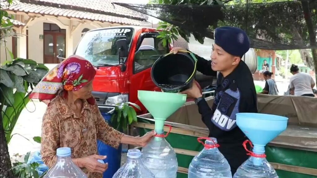 Gandeng Komunitas Kicau Mania, Brimob Polda Jateng Kembali Salurkan Distribusi Air Bersih Bagi Warga Terdampak Kekeringan