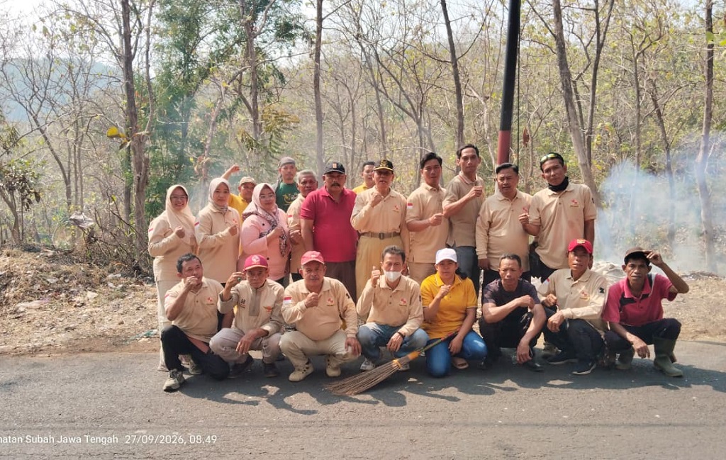 : Purnawirawan Pejuang Indonesia Raya (PPIR) Korda Kabupaten Batang menggelar aksi bersih-bersih di kawasan hutan jati Desa Kuripan, Kecamatan Subah, Kabupaten Batang.