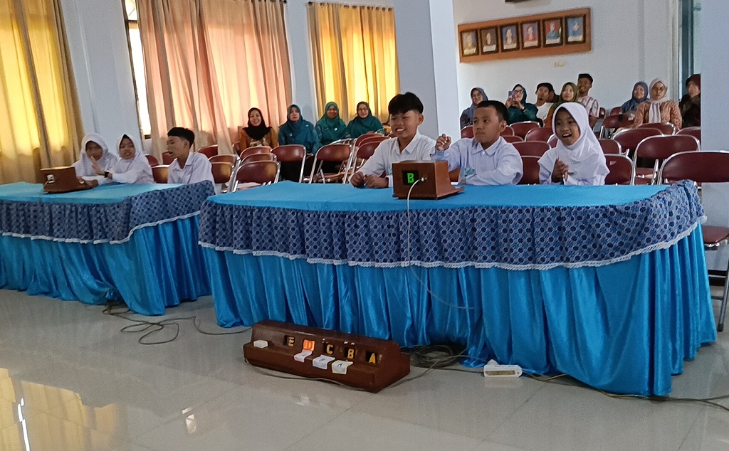 : TP PKK Batang menggelar Lomba Cerdas Cermat (LCC) Dokter Kecil khusus pelajar jenjang SD, di Aula PKK Batang, Kabupaten Batang.