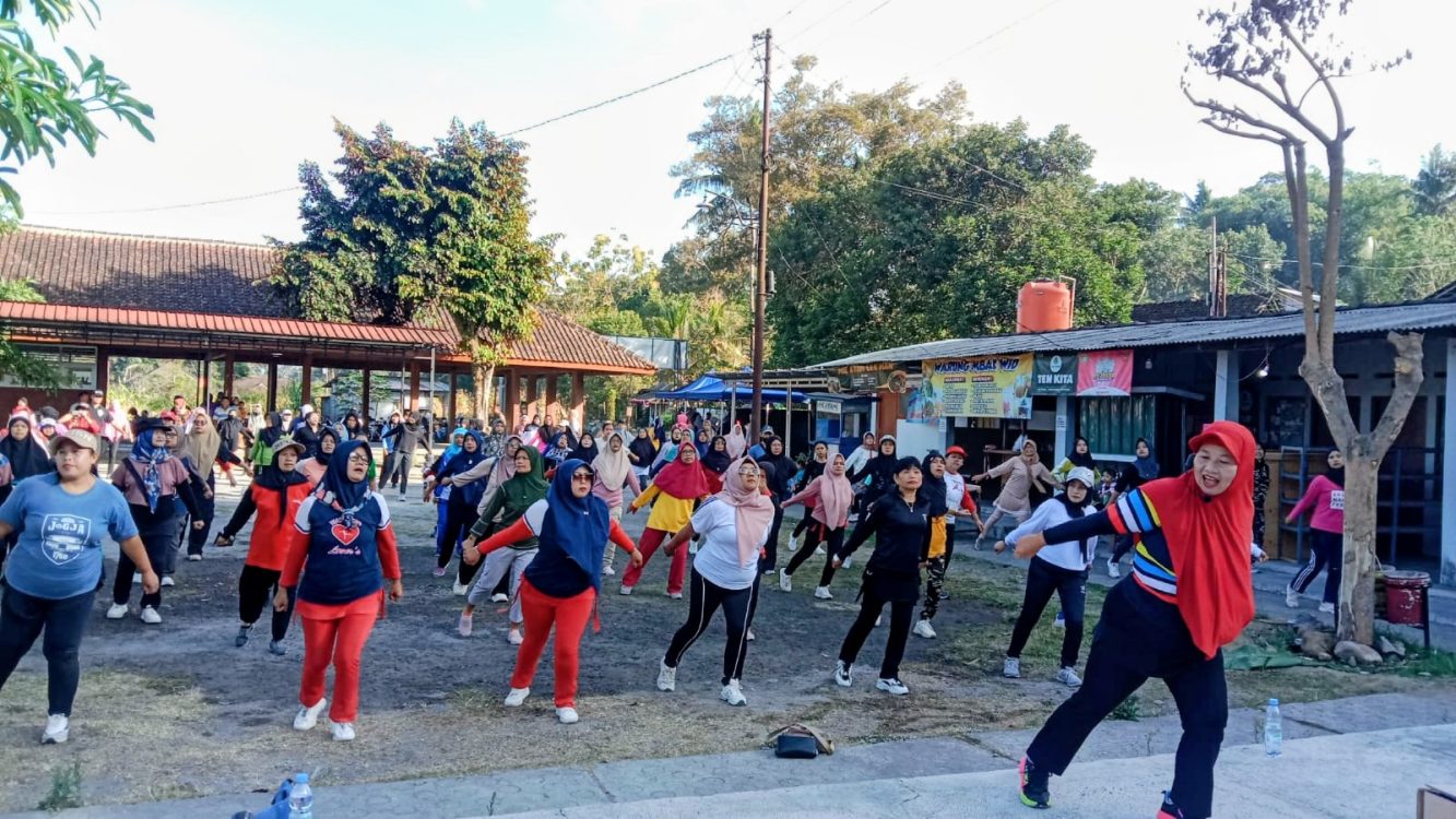 : Ratusan warga memadati kawasan Embung Mororejo sejak pagi hari untuk mengikuti kegiatan senam bersama yang dilanjutkan dengan transaksi di Pasar Jadul Mororejo sebagai bagian dari pengembangan desa wisata berbasis pemberdayaan masyarakat.