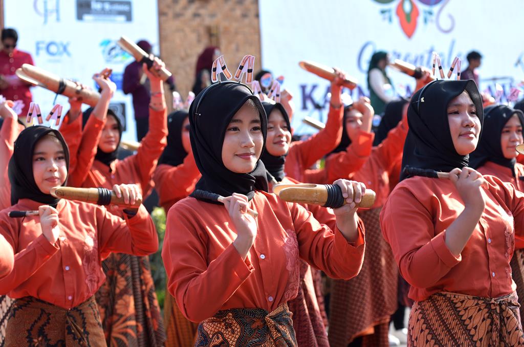 : Pertunjukan musik etnik polopalo oleh para pelajar pada pembukaan GKK 2026 di Jalan Jhon Aryo Katili, Kota Gorontalo, Sabtu (12/9/2026). (Foto : Diskominfotik/Nova)