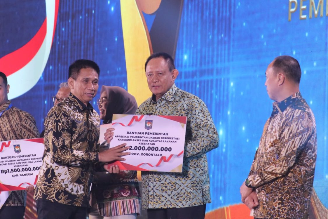 : Wakil Menteri Dalam Negeri saat menyerahkan penghargaan kepada Gubernur Gorontalo Gusnar Ismail dalam ajang Apresiasi Pemerintah Daerah Berprestasi 2026 Batch II Regional Sulawesi yang digelar Kementerian Dalam Negeri (Kemendagri) di Makassar, Jumat (18/9/2026).