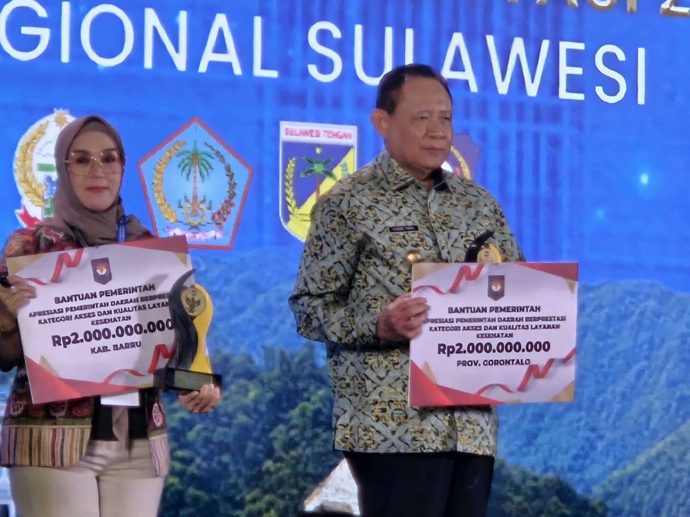 : Gubernur Gorontalo Gusnar Ismail saat menerima penghargaan dari Kementerian Dalam Negeri Terbaik I kategori Akses dan Kualitas Layanan Kesehatan. (foto Timkom)