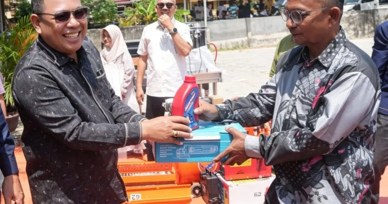 : Pelaku IKM menerima bantuan mesin dan peralatan usaha untuk sektor perbengkelan, olahan pangan, Meubel Furniture hingga usaha kerajinan tangan. (foto PPID)