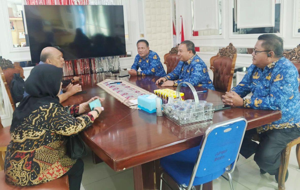 : Reflin Buata saat menerima kunjungan tim Balai Sentra Tumou Tou Manado Kementerian Sosial. (foto Owan)