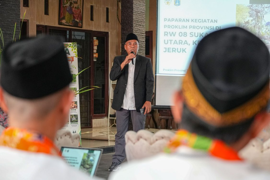 : Ketua RW.08 Kelurahan Sukabumi Utara, Kebon Jeruk, Jakarta Barat, Matroji, memberikan paparan dalam verifikasi lapangan Program Kampung Iklim (Proklim) tingkat Provinsi DKI Jakarta. (foto: Agus Siswanto/InfoPublik/KPM Kemkomdigi)