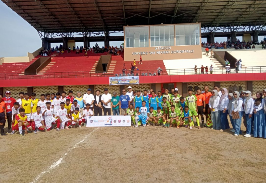 : Sekdaprov Gorontalo Sofian Ibrahim bersama Tim dari Bone Bolango (Bonbol) dan Kabupaten Gorontalo (Kabgor) berebut menjadi yang terbaik pada kompetisi Gala Siswa Indonesia (GSI) 2026 yang berlangsung di Lapangan Kampus III UNG, Kamis (10/9/2026). Foto – Isam Diskominfotik.
