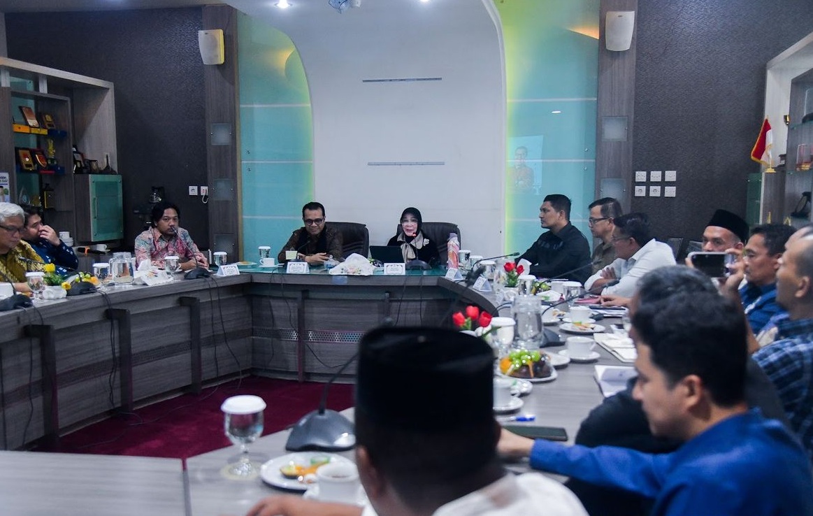 : Wamenkomdigi Nezar Patria saat bertemu dengan Wali Kota Banda Aceh Illiza Sa'aduddin Djamal di Kantor Wali Kota Banda Aceh, Propinsi Aceh. (Foto: Humas Kemkomdigi)