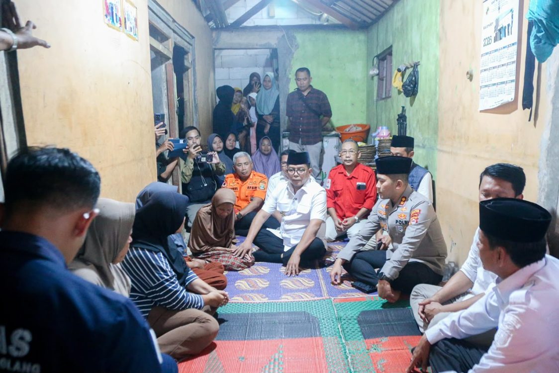 : Gubernur Banten, Andra Soni sambangi kediaman keluarga Surakman (60) di Kampung Pagedongan, Desa Sukajadi, Kecamatan Carita, Kabupaten Pandeglang, Rabu (23/9/ 2026)/ (Biro Adpimpro Banten)