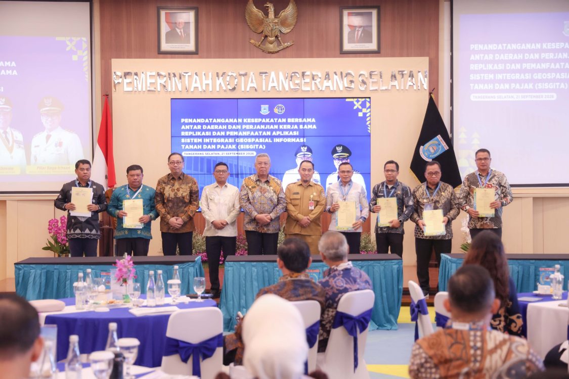: Gubernur Banten, Andra Soni saat menghadiri acara Penandatanganan Kesepakatan Antardaerah dan Perjanjian Kerja Sama Replikasi Sistem Integrasi Geospasial Informasi Tanah dan Pajak (SISGITA) di Aula Blandongan, Balai Kota Tangerang Selatan (Tangsel), Senin (21/9/2026)/(Biro Adpimpro Banten)