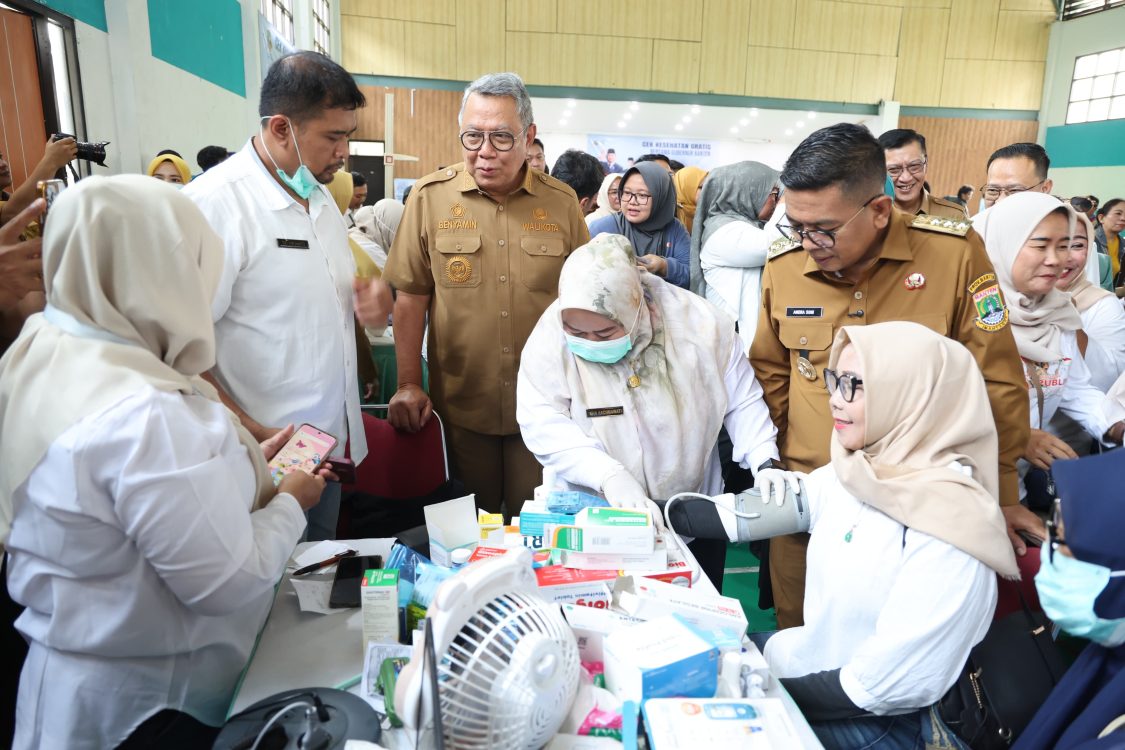 : Gubernur Banten, Andra Soni meninjau pelaksanaan CKG di Kecamatan Pondok Aren, Kota Tangerang Selatan, Senin (31/8/2026)/(Biro Adpimpro Banten)