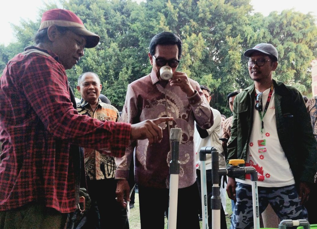 : Momen unik mewarnai perhelatan Festival Kebudayaan Yogyakarta 2026 ketika Raja Keraton Yogyakarta Sri Sultan HB X tanpa ragu meminum air hujan siap konsumsi, sebagai simbol dukungan atas inovasi kemandirian air bersih berbasis masyarakat.