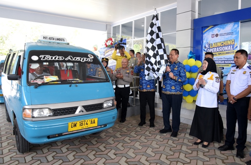 : Gubernur Gorontalo Gusnar Ismail melepas angkutan AKPD yang menandai operasional Terminal Tipe B Limboto, Kabupaten Gorontalo, Kamis (17/9/2026). (Foto : Haris)