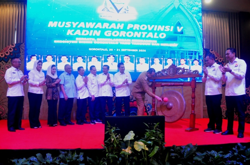 : Gubernur Gorontalo Gusnar Ismail memukul gong yang menandai pembukaan Musprov V Kadin Gorontalo di Hotel Aston, Kota Gorontalo, Senin (21/9/2026). (Foto : Haris)