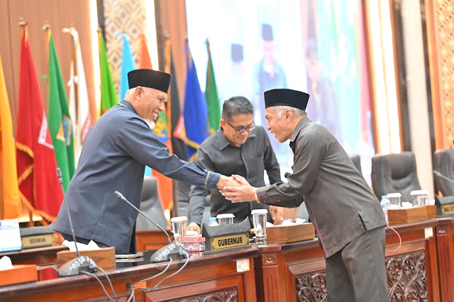 : Gubernur Sumbar saat Rapat Paripurna di Ruang Sidang Utama DPRD Sumbar. (foto: MC Sumbar)