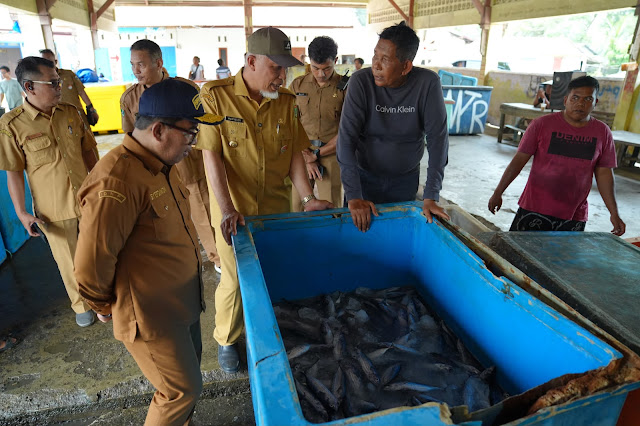 : Gubernur Sumbar bertemu dengan nelayan di TPI Pasar Tiku, Kabupaten Agam. (foto: MC Sumbar)