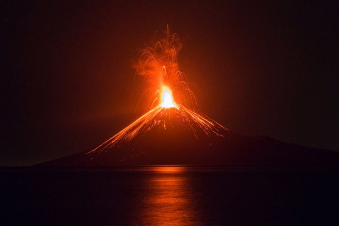 : Lava pijar dari Gunung Anak Krakatau terlihat dari kawasan Kalianda, Lampung Selatan, Rabu (5/9/2026). Menurut Pusat Vulkanologi dan Mitigasi Bencana Geologi (PVMBG), Gunung Anak Krakatau masih berstatus Level II atau waspada. (ANTARA FOTO/Atet Dwi Pramadia/EM/18)